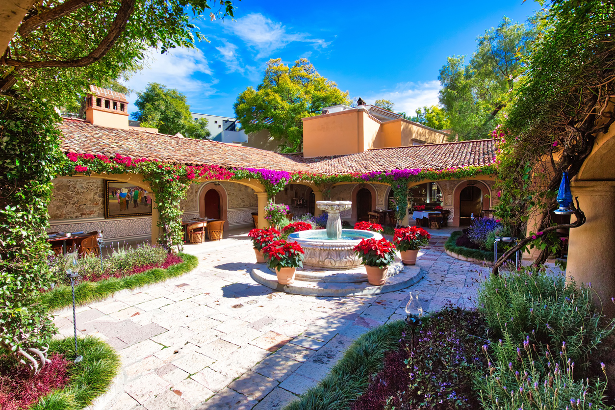 Mexico, Colorful buildings and streets of San Miguel de Allende in Zona Centro of historic city center